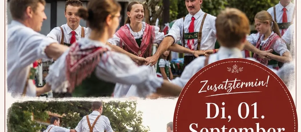 Eine Gruppe von Menschen in traditioneller bayerischer Kleidung tanzt auf einem Dorfplatz. Die Veranstaltung mit dem Titel 'On Tour' ist für den 1. September geplant. Die Zeit ist ungefähr 19:00 bis 21:00 Uhr.