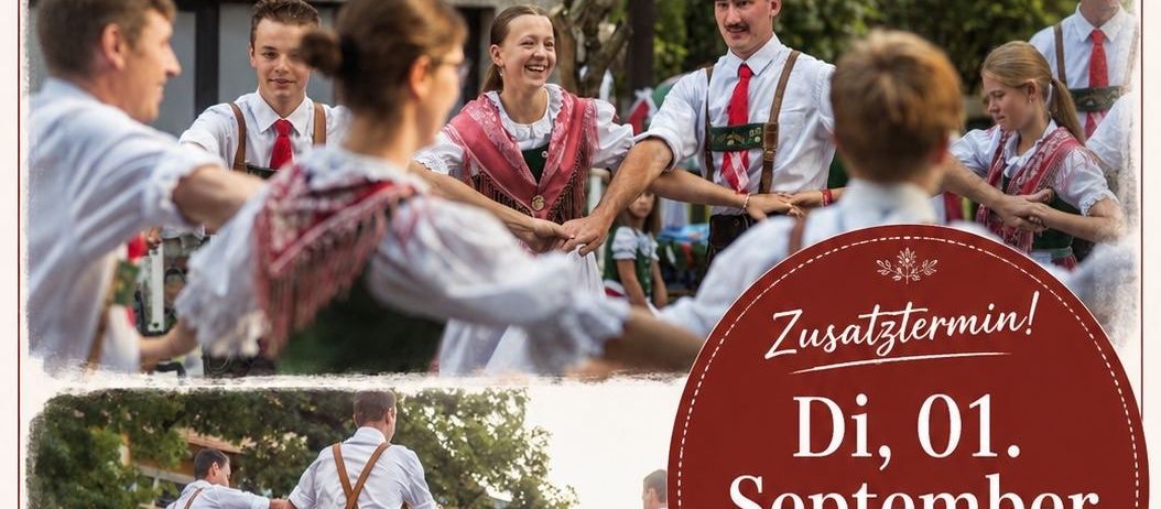 Eine Gruppe von Menschen in traditioneller bayerischer Kleidung tanzt auf einem Dorfplatz. Die Veranstaltung mit dem Titel 'On Tour' ist für den 1. September geplant. Die Zeit ist ungefähr 19:00 bis 21:00 Uhr.