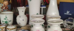 Bild enthält, Pottery, Jar, Porcelain, Vase, Shelf, Cookware, Pot, Cup, Person, Baby