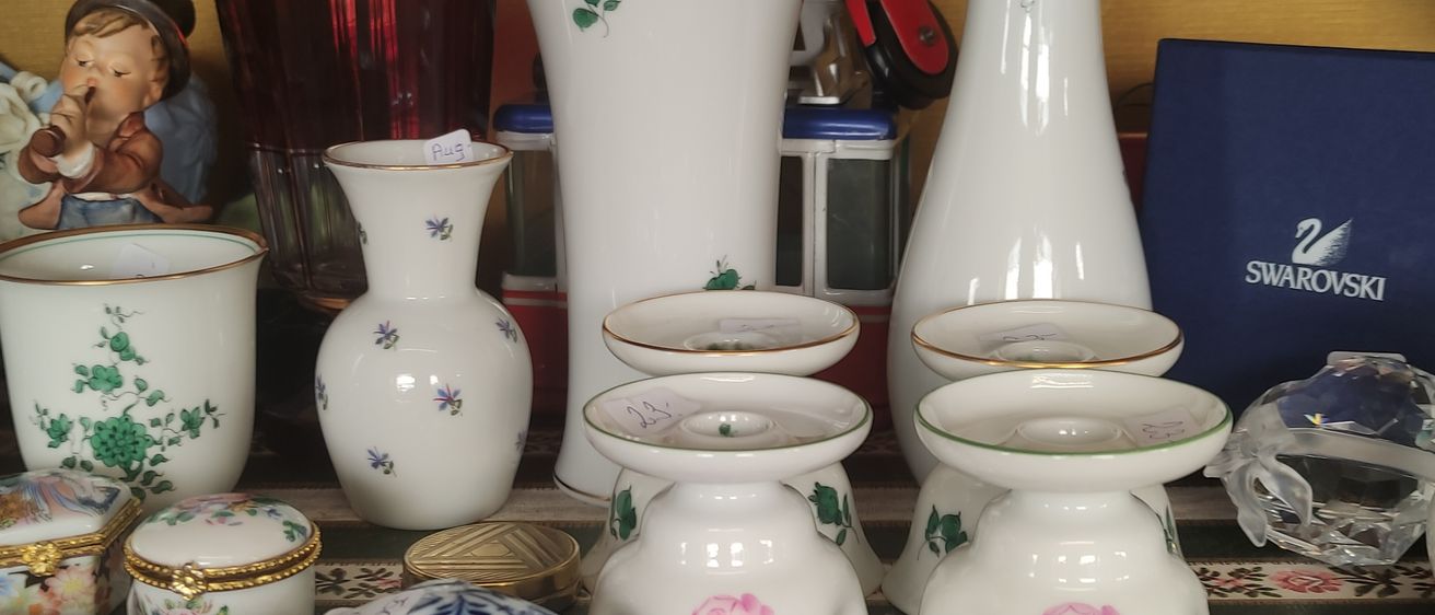 Bild enthält, Pottery, Jar, Porcelain, Vase, Shelf, Cookware, Pot, Cup, Person, Baby