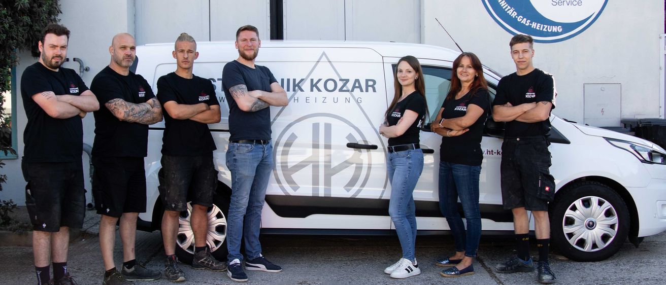 Bild enthält, People, Person, Shoe, Adult, Male, Man, Belt, Shorts, Wristwatch, Car