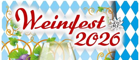 Plakat für eine Veranstaltung im Jahr 2026 mit einem Glas Rotwein, Trauben und einem blau-weiß karierten Hintergrund. Das Plakat enthält das Datum 02.10. und die Zeit 19:30.