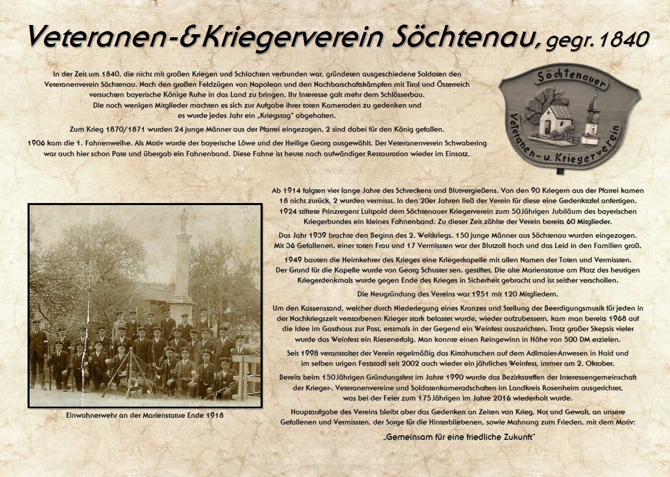 Ein historisches Bild des Veteranenvereins aus Sochtenau, Deutschland, mit einer Gruppe von Männern in Uniform und einer Gedenktafel im Hintergrund. Das Bild enthält Text auf Deutsch und Englisch, der die Geschichte des Vereins und seine Rolle bei der Erinnerung an gefallene Soldaten hervorhebt.