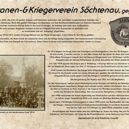 Ein historisches Bild des Veteranenvereins aus Sochtenau, Deutschland, mit einer Gruppe von Männern in Uniform und einer Gedenktafel im Hintergrund. Das Bild enthält Text auf Deutsch und Englisch, der die Geschichte des Vereins und seine Rolle bei der Erinnerung an gefallene Soldaten hervorhebt.