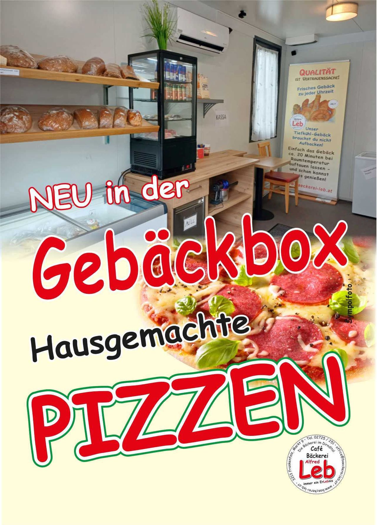 Werbung für frisch gebackene Pizzen in einer Bäckerei. Gezeigt wird eine Pizza mit Peperoni und Basilikum, zusammen mit Brotregalen und einem Kühlschrank.