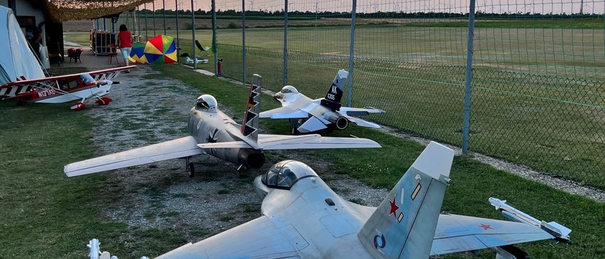 Bild enthält, Airport, Airfield, Aircraft, Airplane, Vehicle, Person, Boat, Military Base, Dog