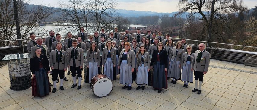 Bild enthält, People, Person, Groupshot, Clothing, Coat, Formal Wear, Suit, Group Performance, Footwear, Shoe