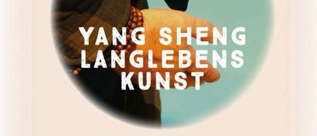 Plakat für Yang Sheng Langlebens Kunst Qi Gong Workshop. Zeigt eine Hand mit Perlen, Datum, Uhrzeit, Ort, Kosten und Telefonnummer.