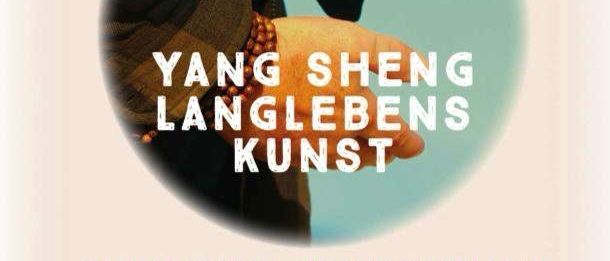 Plakat für Yang Sheng Langlebens Kunst Qi Gong Workshop. Zeigt eine Hand mit Perlen, Datum, Uhrzeit, Ort, Kosten und Telefonnummer.