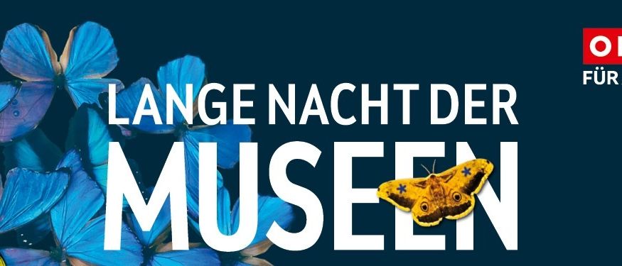 Blaue Schmetterlinge mit gelben Motten sind auf blauem Hintergrund. Die Worte Lange Nacht Der Museen sind in Weiß geschrieben.