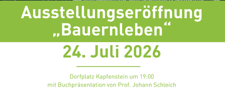 Eine ältere Frau verziert einen weißen Kuchen mit komplizierten Designs. Der Kuchen steht auf einem Tisch, der mit einem Spitzentuch bedeckt ist. Das Bild ist eine Werbung für die Eröffnung einer Ausstellung 'Bauernleben' am 24. Juli 2026.