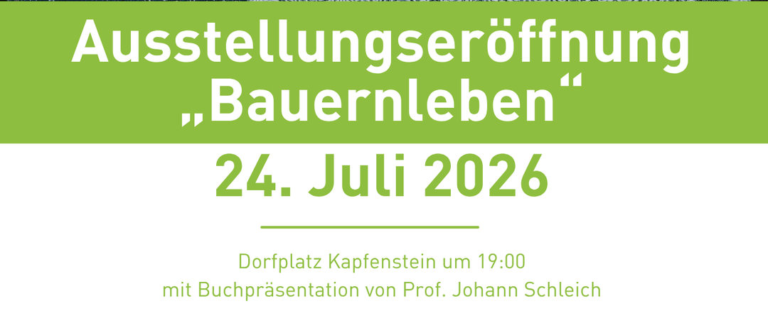 Eine ältere Frau verziert einen weißen Kuchen mit komplizierten Designs. Der Kuchen steht auf einem Tisch, der mit einem Spitzentuch bedeckt ist. Das Bild ist eine Werbung für die Eröffnung einer Ausstellung 'Bauernleben' am 24. Juli 2026.