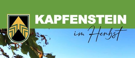 Ein Plakat für eine Veranstaltung mit dem Titel 'Sturm & Kastanien' am Kirchplatz, das einen malerischen Blick auf ein üppiges grünes Tal mit Bergen im Hintergrund zeigt. Die Veranstaltung läuft vom 26. September 2026 bis zum Nationalfeiertag, jeden Samstag und Sonntag.