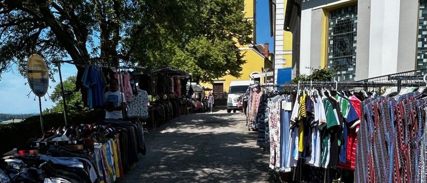 Bild enthält, Path, City, Road, Street, Urban, Walkway, Spire, Sidewalk, Neighborhood, Monastery