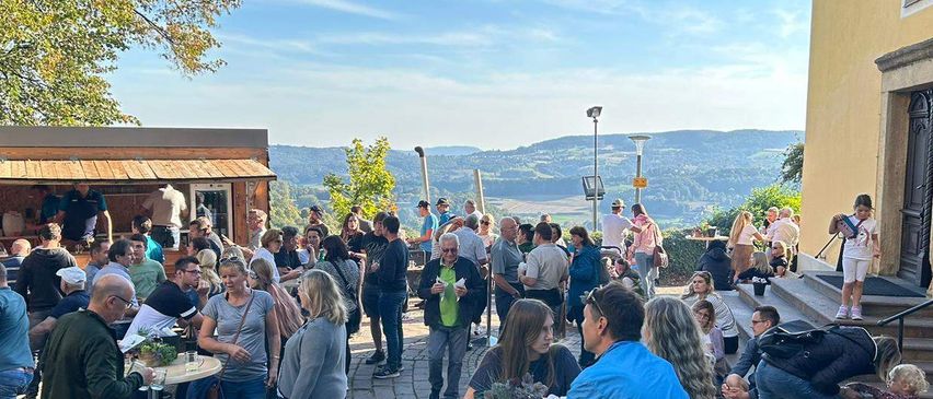 Bild enthält, People, Person, Urban, Adult, Male, Man, Female, Woman, Jeans, Crowd