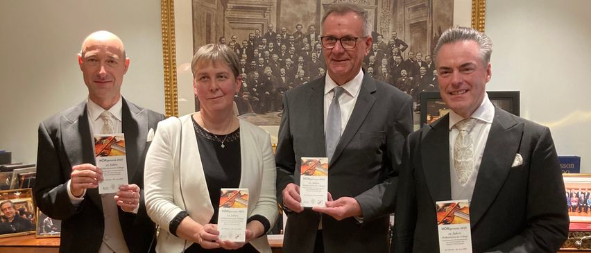 Bild enthält, Coat, Jacket, Blazer, Suit, Adult, Male, Man, Person, Pants, Groupshot