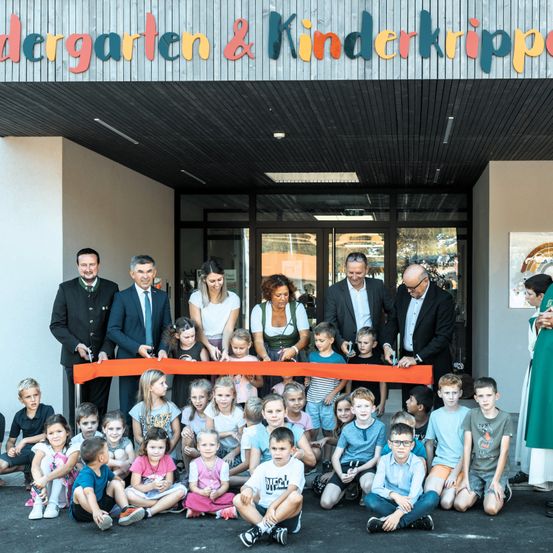 Bild enthält, People, Person, Groupshot, Boy, Child, Male, Suit, College, Face, Shoe