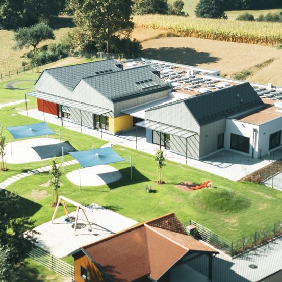 Bild enthält, Outdoors, Architecture, Building, Aerial View, Housing, House, Driveway, Pool, Water