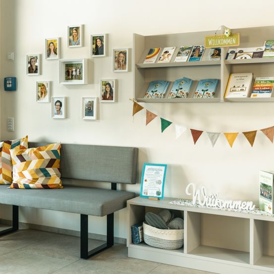 Bild enthält, Building, Furniture, Living Room, Cushion, Home Decor, Interior Design, Book, Shelf, Person, Table