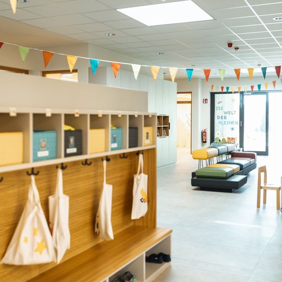 Bild enthält, Indoors, Interior Design, Architecture, Building, Accessories, Bag, Handbag, Chair, Furniture, Box