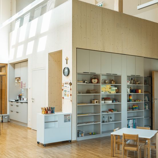 Bild enthält, Indoors, Interior Design, Wood, Floor, Flooring, Shelf, Chair, Building, Dining Table, Table