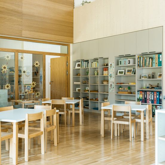 Bild enthält, Indoors, Interior Design, Dining Room, Dining Table, Furniture, Table, Wood, Floor, Flooring, Hardwood