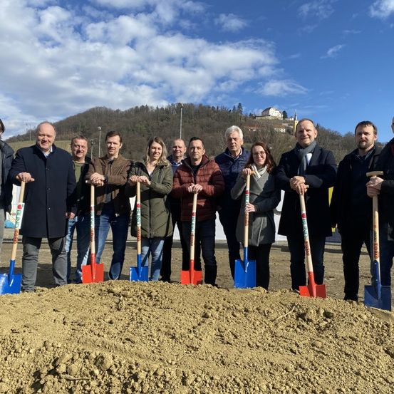 Bild enthält, Soil, Pants, Glove, People, Person, Shovel, Adult, Male, Man, Jacket