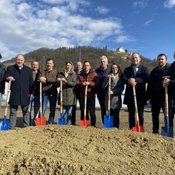 Bild enthält, Soil, Pants, Glove, People, Person, Shovel, Adult, Male, Man, Jacket