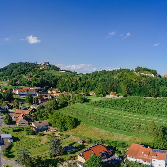 Bild enthält, Nature, Outdoors, Scenery, Landscape, Architecture, Building, Countryside, Panoramic, Rural, Village