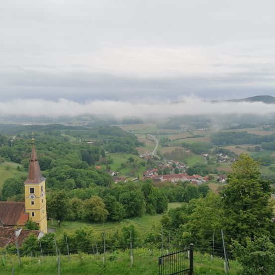 Bild enthält, Building, Spire, Tower, Outdoors, Nature, Weather, Countryside, Tree, Scenery, Clock Tower