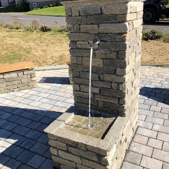 Bild enthält, Architecture, Fountain, Water, Construction, Machine, Wheel, Brick, Concrete