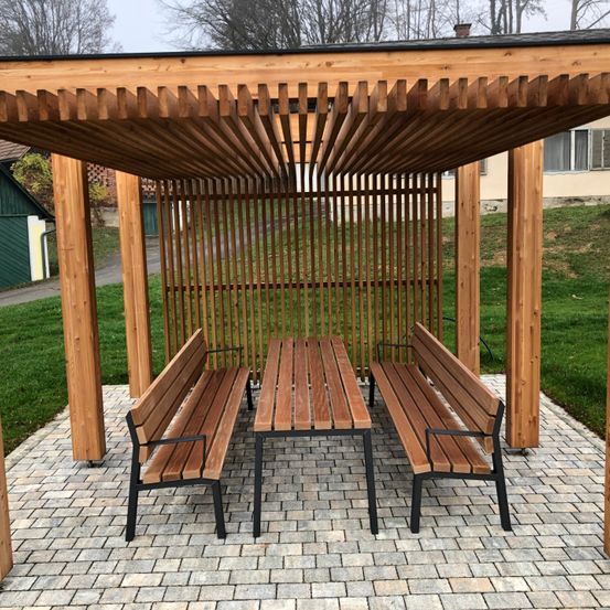 Bild enthält, Interior Design, Housing, Porch, Wood, Bench, Outdoors, Patio, Pergola, Hardwood, Stained Wood