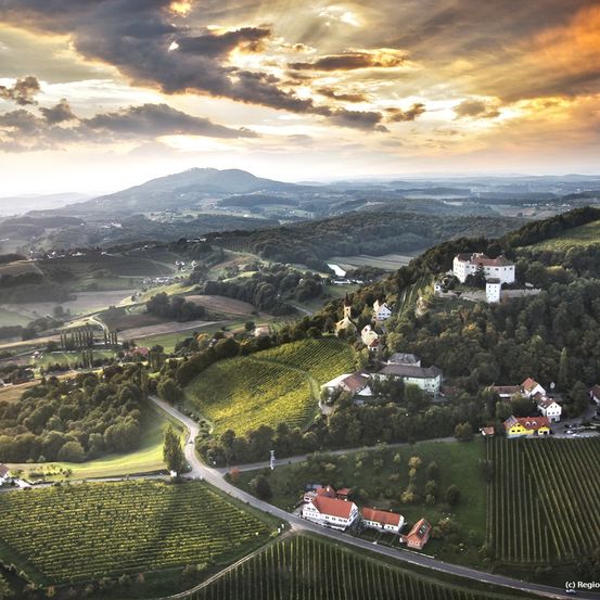 Bild enthält, Outdoors, Nature, Scenery, Building, Sky, Countryside, Road, Landscape, Aerial View, Rural