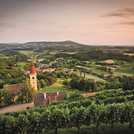 Bild enthält, Outdoors, Nature, Countryside, Architecture, Building, Rural, Spire, Tower, Farm, Scenery