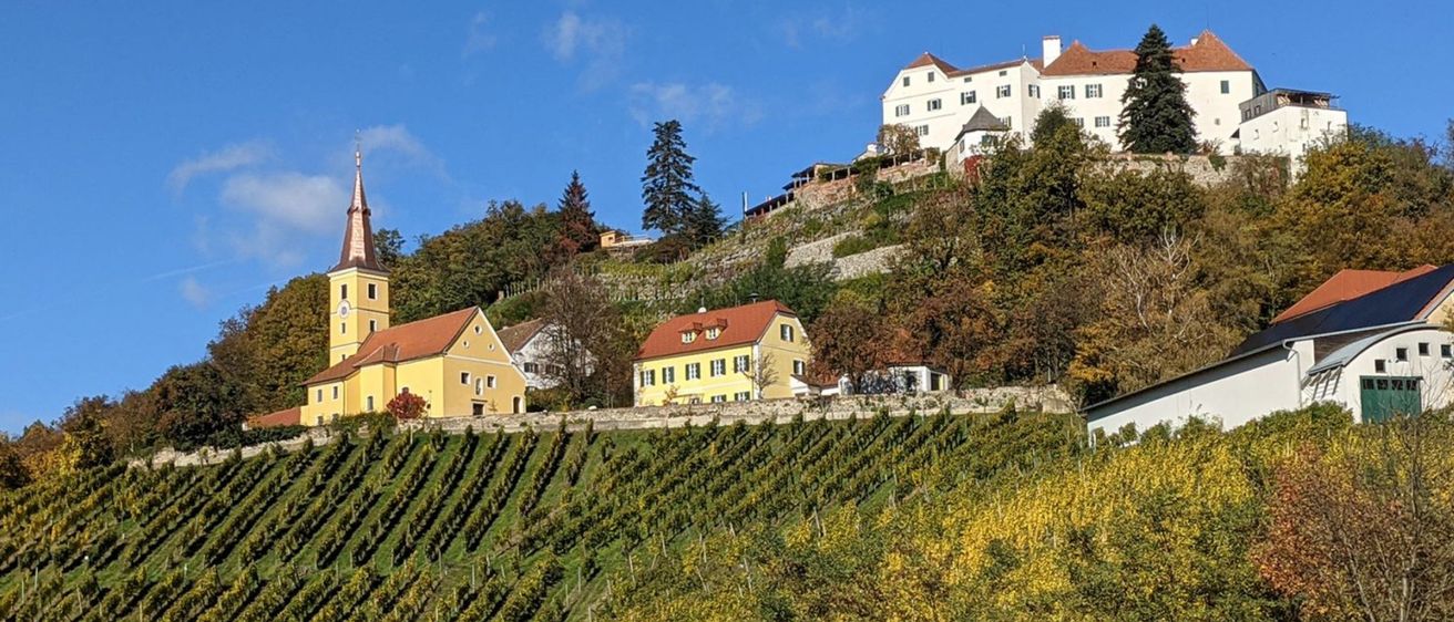 Bild enthält, Nature, Outdoors, Countryside, Rural, Architecture, Building, Village, Farm