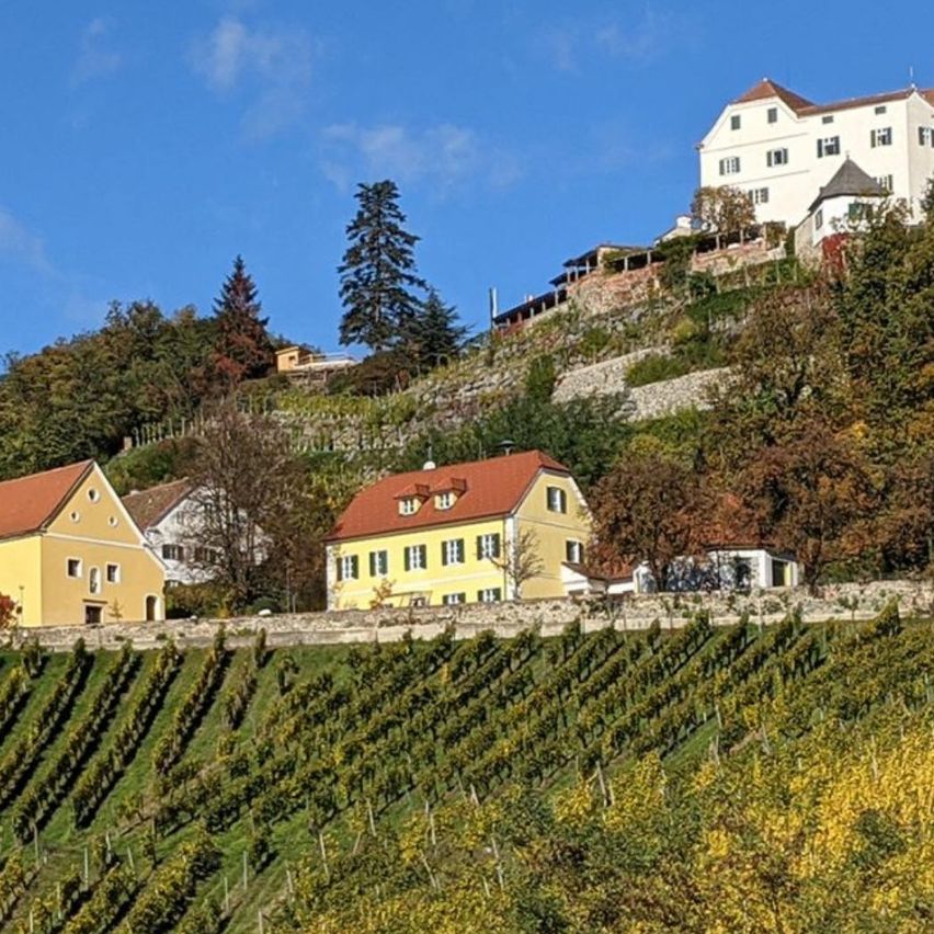 Bild enthält, Nature, Outdoors, Countryside, Rural, Architecture, Building, Village, Farm