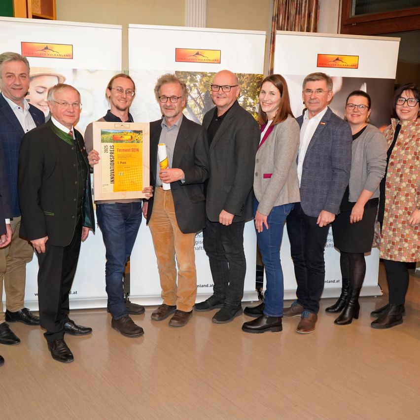 Bild enthält, Groupshot, Person, Coat, Jacket, Blazer, Adult, Female, Woman, Male, Man