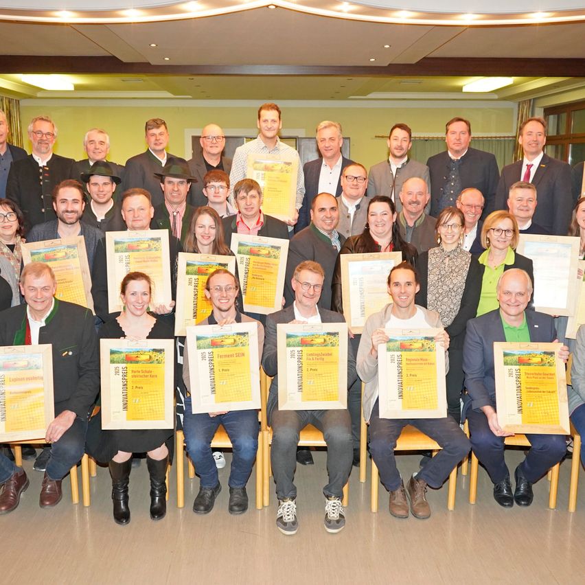 Bild enthält, Groupshot, Person, People, Adult, Male, Man, Female, Woman, Shoe, Suit