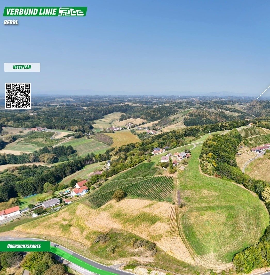 Eine Luftaufnahme einer Landschaft mit Weinbergen, einer Straße und Häusern, wobei ein grüner Pfeil auf einen QR-Code links zeigt. Der Text 'Verbund Linie' und 'Bergl' ist oben angezeigt.