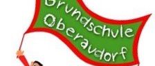 Drei Kinder, die Händchen halten, jedes trägt einen Buchstaben auf dem Shirt: G, S und O, halten eine Fahne mit dem Text 'Grundschule Oberaudorf'.