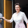 Bild enthält, Adult, Female, Person, Woman, Chef, Face, Head, Blouse, Clothing