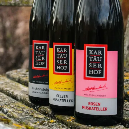 Drei Flaschen Wein von Karl Stierschneider sind ausgestellt. Eine Flasche ist mit Kirchensteig Grüner Veltliner beschriftet, eine andere mit Gelber Muskateller und die letzte mit Rosen Muskateller.