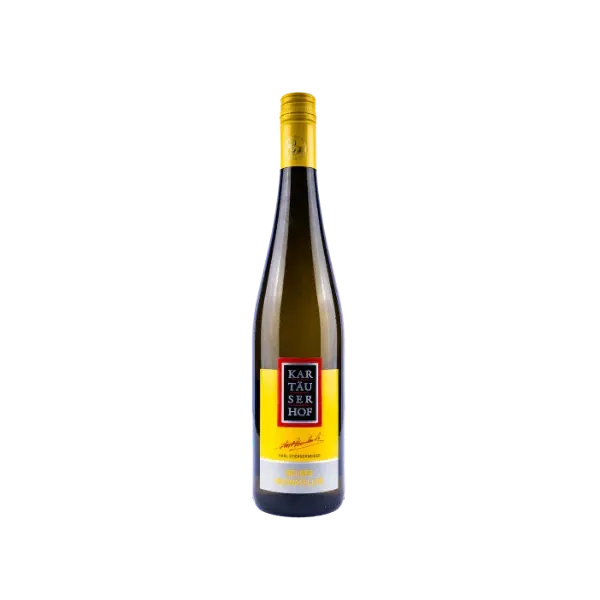 Eine Flasche Kar Tau Ser Hof Wein steht vor einem schwarzen Hintergrund. Das Etikett ist gelb mit schwarzem Text. Der Wein ist klar, mit einem goldenen Schimmer.