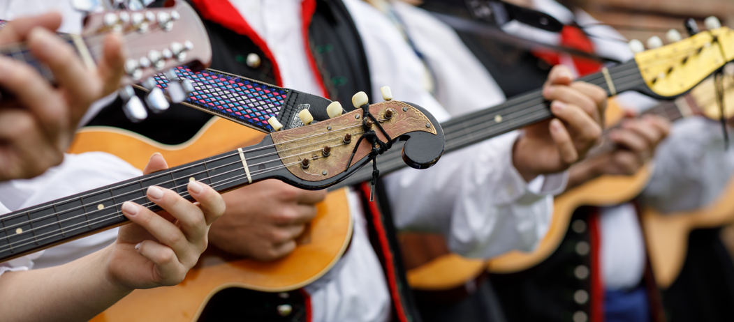 Bild enthält, Finger, Person, Boy, Child, Male, Guitar, Musical Instrument, Music Band, Musician, Guitarist