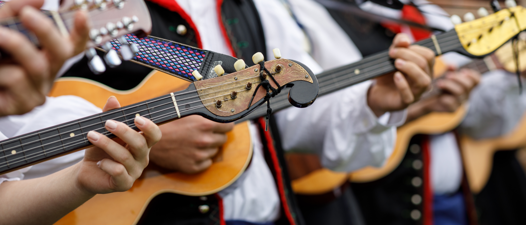 Bild enthält, Finger, Person, Boy, Child, Male, Guitar, Musical Instrument, Music Band, Musician, Guitarist