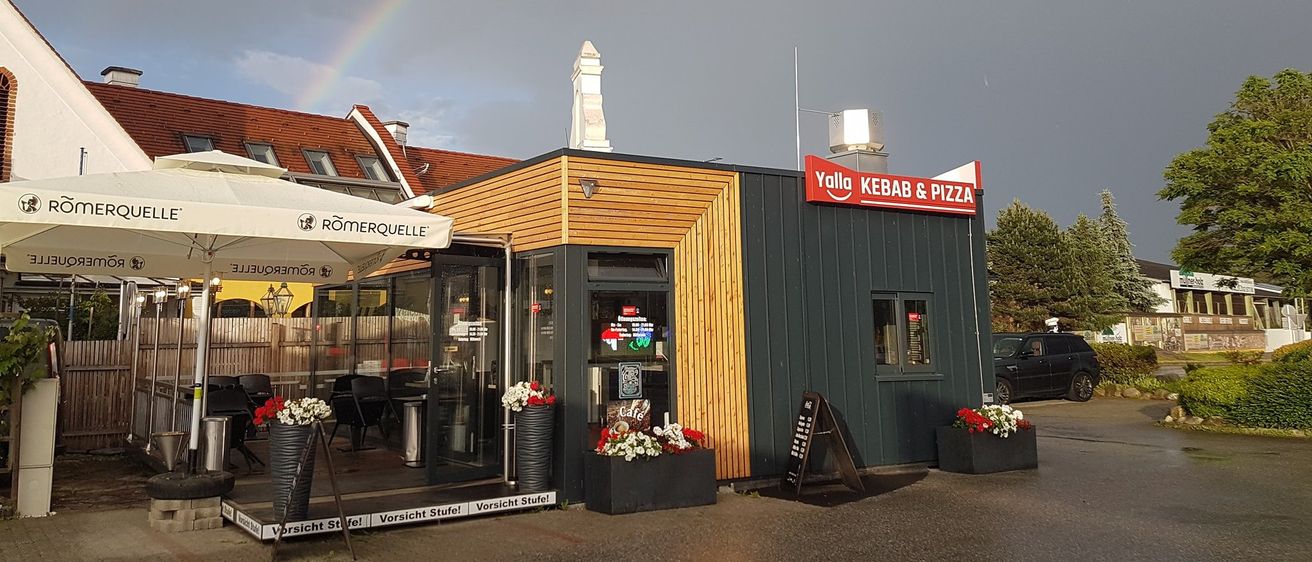 Bild enthält, Potted Plant, Shelter, Flower Arrangement, Sky, City, Street, Car, Rainbow, Planter, Neighborhood