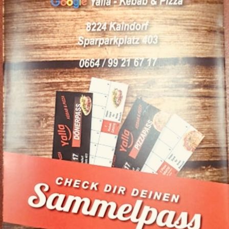 Ein Poster für das Restaurant Yalla Kebab & Pizza. Das Poster enthält die Adresse, Telefonnummer und einen Kalender mit drei Coupons für Yalla und Pizzapass. Der Hintergrund des Posters ist holzfarben.