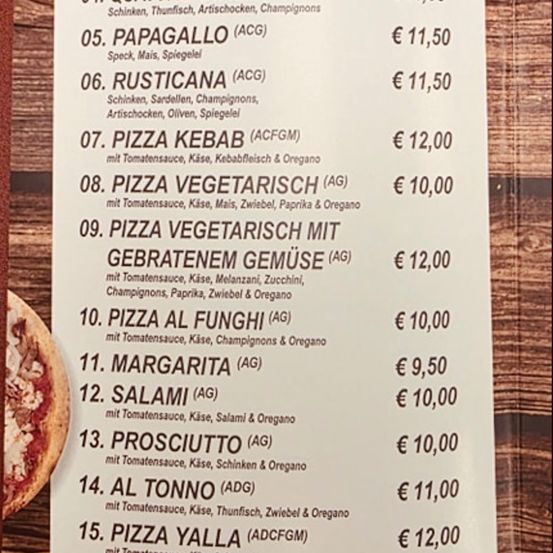 Ein Pizza-Menü bietet verschiedene Toppings wie Speck, Pilze und Gemüse an. Die Preise reichen von 9,50 € für Margherita bis 12,00 € für Pizza Yalla. Zutaten umfassen Tomaten, Käse und verschiedene Fleischsorten.