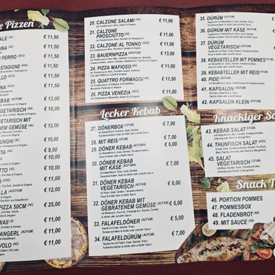 Menü mit Pizza-, Kebab- und Snackoptionen. Pizzapreise reichen von 11,50 bis 25,00 Euro. Kebabpreise reichen von 6,00 bis 7,00 Euro. Snackoptionen umfassen verschiedene Salate und Saucen.
