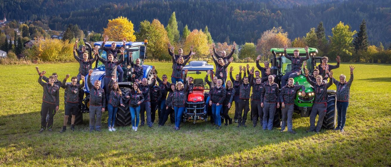Bild enthält, People, Person, Grass, Outdoors, Nature, Vegetation, Groupshot, Wheel, Field, Grassland